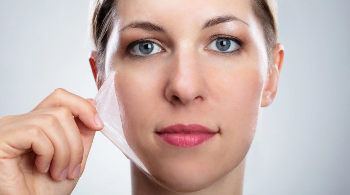 Femme avec une peau fine tenant un masque transparent, illustrant les effets du vieillissement sur l'épiderme et les solutions esthétiques pour améliorer la texture de la peau.